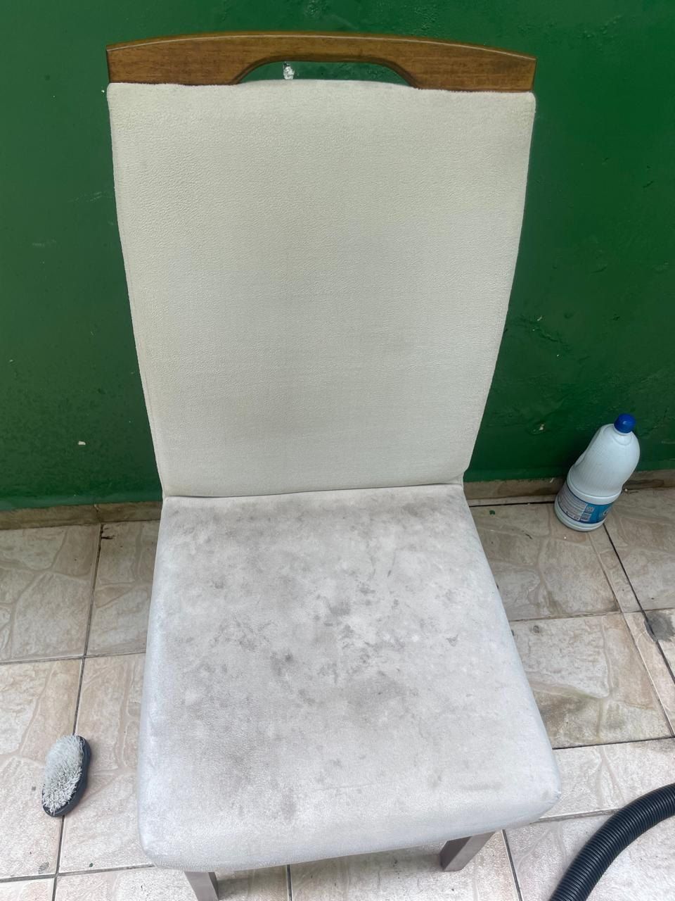 Cadeira estofada manchada antes da higienização