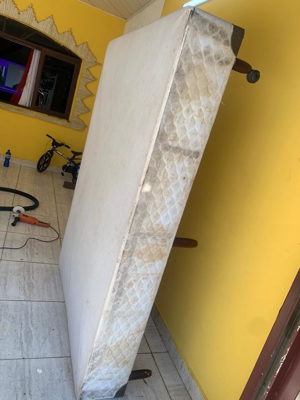 Lateral de colchão com manchas antes da higienização