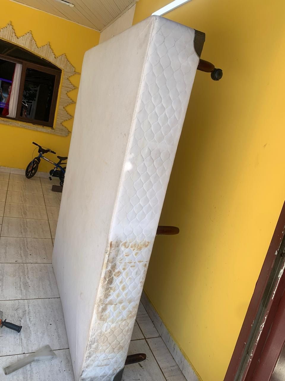 Colchão durante a higienização, com parte já limpa